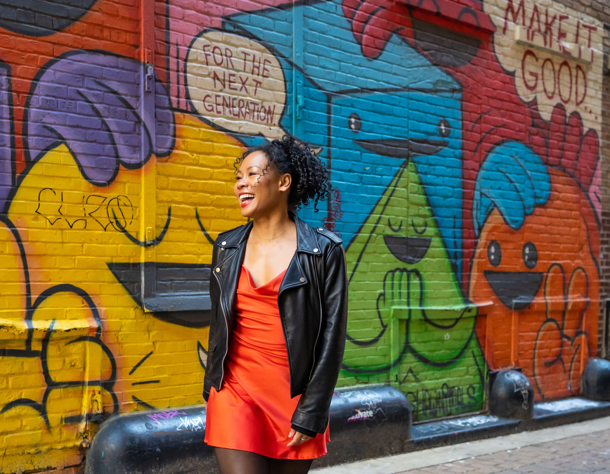 Jess stands in front of Lewis Hamilton's F1 Mercedes car